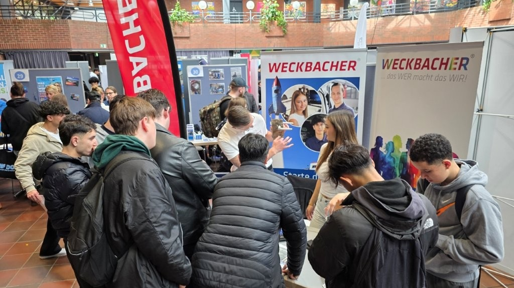Das Team der Weckbacher Sicherheitssysteme GmbH im Gespräch mit Schülern.