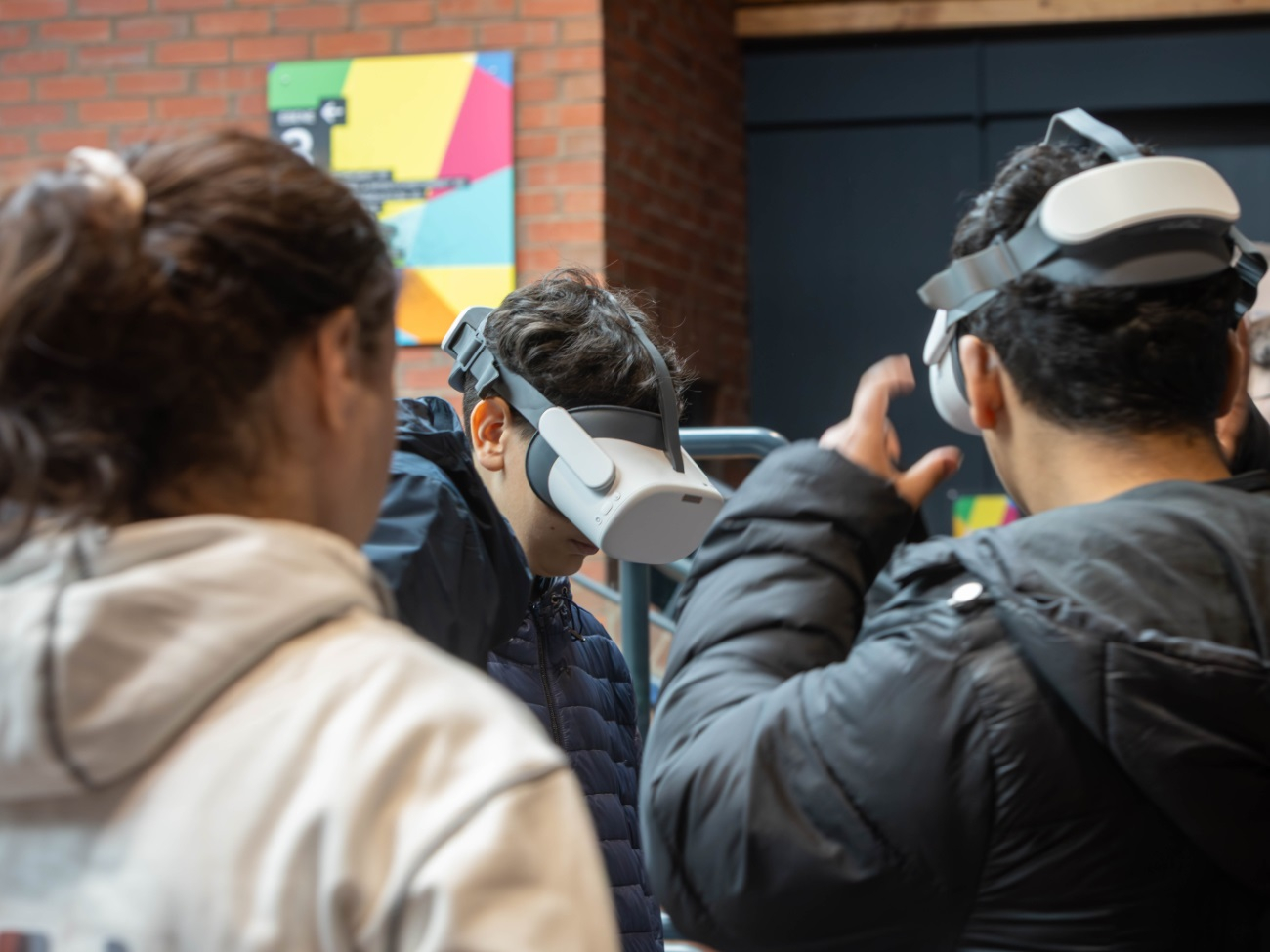 Schüler nutzt eine VR-Brille am Stand des Jugendberufshauses (JBH) auf einer Messe.