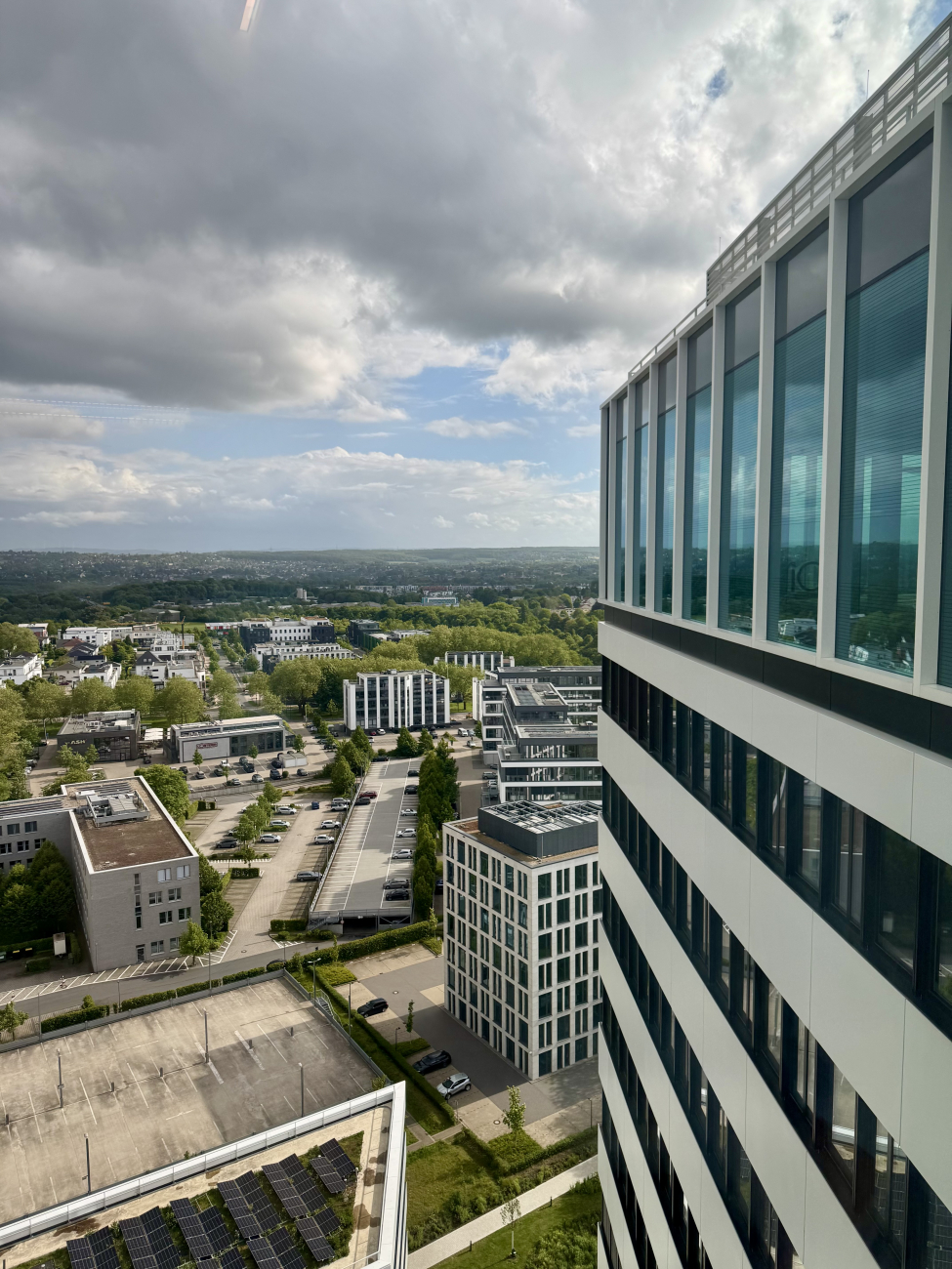 „Blick aus der 15. Etage des Continentale-Campus auf die Dortmunder Stadtlandschaft mit Skyline und umliegenden Gebäuden.
